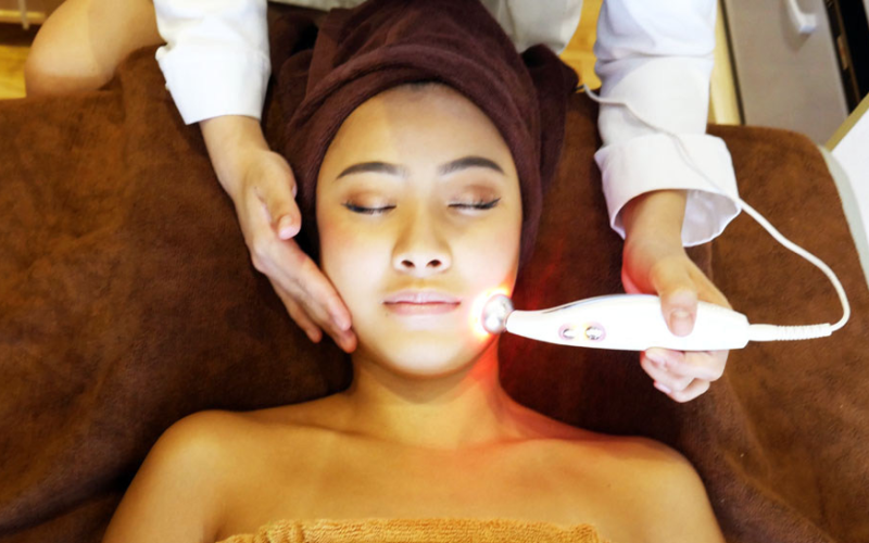 Dịch vụ đa dạng từ massage body, foot massage đến chăm sóc da mặt chuyên sâu.