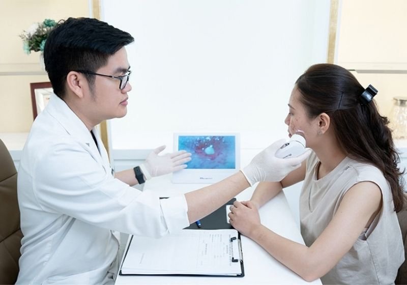 Bác sĩ Mayu Spa soi da, tư vấn kết hợp tiêm Rejuran và Profhilo cho khách hàng