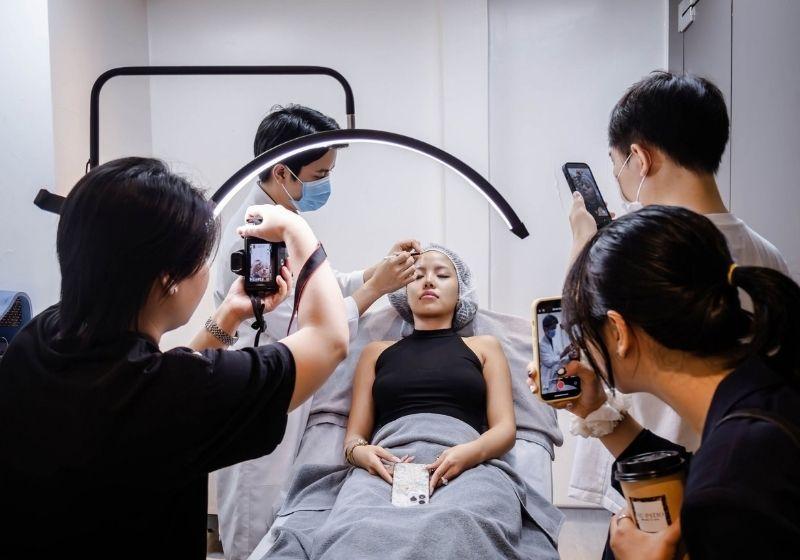 Bác sĩ tiêm Karisma đa điểm, đa tầng cho khách hàng tại Mayu Spa